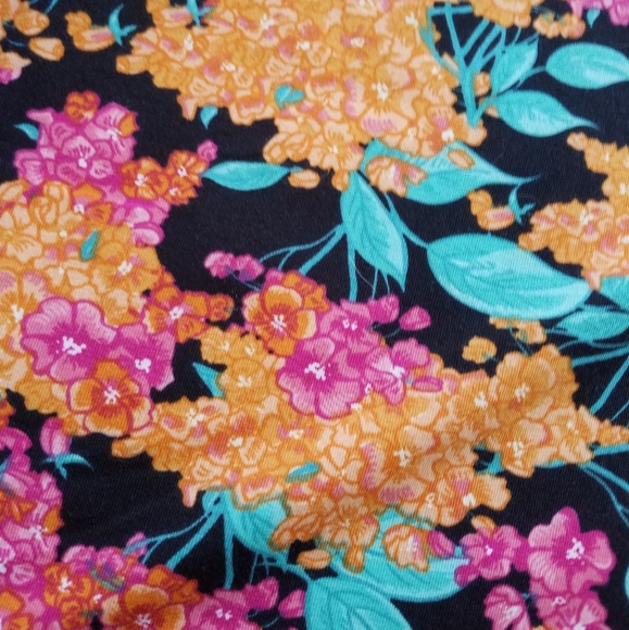 LulaRoe Flowered Randy Tee 💐 - Picture 3 of 7